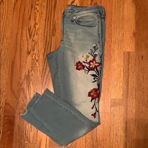 Universal thread embroidered skinny jeans